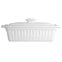 The Louvre dinnerware collection takes its design inspiration from architectural motifs that adorn the exterior of the Louvre museum. Casual or formal, this collection offers great practicality and adapts to every occasion. Oven and dishwasher safe, many of the bakeware pieces transition from oven to table.