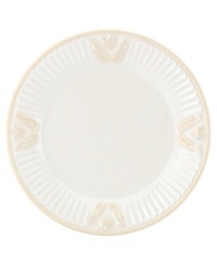 With the vintage style of Butler's Pantry dinnerware, these dishes from Lenox are elegant classics for casual dining. Distinguished by a raised leaf design, trim and fluted rim, this set of four dessert plates are in creamy shades of ivory.