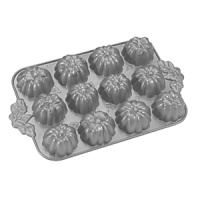 Perfect for autumn, this pan let's you make finely detailed, sweet little pumpkin-shaped breads and cakes.