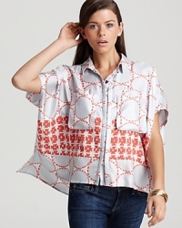 A geometric print DIANE von FURSTENBERG top is just the piece for days spent uptown shopping with friends. Elevating your favorite denim, the silk style balances skinny silhouettes for effortless cool.