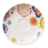 Bright, cheerful blooms decorate this premium bone-china saucer from Villeroy & Boch. Mix it and match it with other pieces in the collection for endless creative combinations.