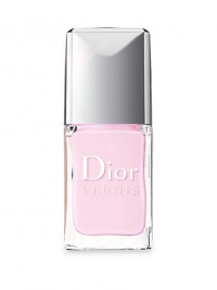 Dior's cult-favorite, long-wearing nail lacquer, Dior Vernis, is back with a new formula, and an oversized brush, for quick and accurate application in a single stroke! A collection of Dior's top shades. Complete your manicure with Diorlisse Ridge-filling basecoat, and Dior's quick-drying Topcoat & Créme Abricot nail & cuticle cream. 