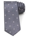 The traditional pattern of this silk tie reveals your reserved taste for simple luxury.