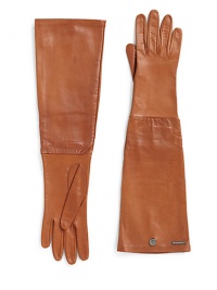 THE LOOKLeather gloves Seam detailsMetal logo and logo snap accentsTHE MATERIALLeatherFully linedCARE & ORIGINDry clean by leather specialistMade in Italy