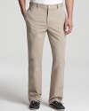 In woven twill, these Vineyard Vines club pants lend a timeless look to weekend outings.