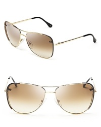 A contrast border and earpieces dress up Fendi's classic, top-bar aviators with modern appeal.