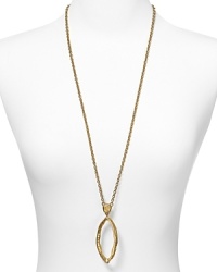 With a shapely hammered pendant, T Tahari's gold-tone necklace is sure to define your neckline. Highlight the statement design with classic pieces to ensure the focus remains on this glamorous adornment.