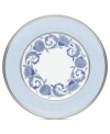 Set a tone of opulence and grace with the Sonnet in Blue accent plate. Patterned platinum bands and powder-blue botanicals frame traditional bone china from Noritake.