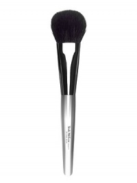 Blush brush delivers a gentle blush look and has tapered sides ensuring mistake proof application. 