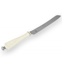 This porcelain cake knife is the perfect complement to your special celebrations. A modern shape and gilt trim combine for a truly elegant look.