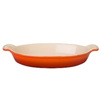 One of the most versatile cooking vessels in the kitchen, this handcrafted oval dish is ideal for cooking potatoes au gratin, casseroles, shepherd's pie or fruit cobbler with a perfectly browned top.