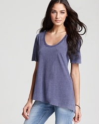 An asymmetrical hem lends dramatic flair to this essential tee from CHASER.