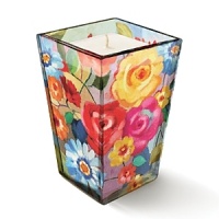 Fresh and floral, this beautiful Fringe candle perfumes your home with a subtle currant and cassis fragrance.