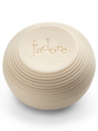 A creamy, pure white-non-drying soap that's perfectly pH balanced for a woman's delicate skin. Enriched with relaxing fruity floral essences in the J'Adore bouquet that release into a lush, exquisitely scented lather. Subtle ribbed lines echo the magnificent golden African Masai collars that inspired the J'Adore bottle. 150 gr. 