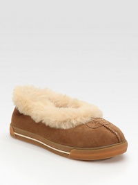 Cozy, soft suede style fully lined in genuine sheepskin.Platform, 1 (25mm) Front logo patch Suede upper Sheepskin lining Padded insole Rubber sole ImportedOUR FIT MODEL RECOMMENDS ordering one size up as this style runs small. 