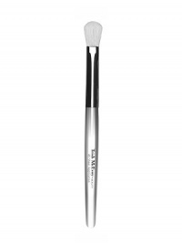 Handcrafted for technically perfect results, Trish's Brush 30 Blending is the definitive mistake-proof brush for shading and blending eye color. It is precision-shaped to deposit and diffuse just the right amount of color for an effortless application. 