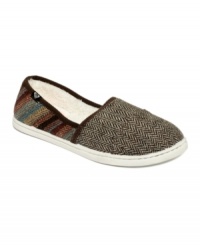 Easy, retro style is a shoe away. Let the Pier faux-fur skimmer flats by Roxy add some vintage flair to your day.