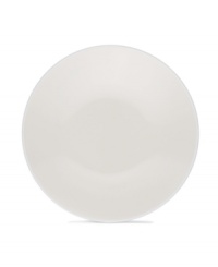 Full of possibilities, the ultra-versatile Colorwave white dinnerware offers mini plates that are crafted of hardy stoneware with a half glossy, half matte finish in pure white. Mix and match with square shapes or any of the other Colorwave shades.