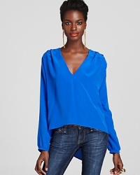 Strike an enviable pose in this effortlessly-elegant Alexis top that boasts an edgy asymmetric hem.