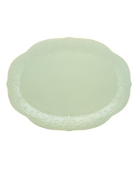 With fanciful beading and a feminine edge, this Lenox French Perle platter has an irresistibly old-fashioned sensibility. Hardwearing stoneware is dishwasher safe and, in an ethereal ice-blue hue with antiqued trim, a graceful addition to every meal.