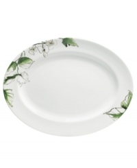 Vera Wang's Floral Leaf watercolor adds fresh artistry to this chic bone china oval platter from her collection of Wedgwood dinnerware. The dishes have a minimalist shape in clean white which blooms with crisp greens for a modern look and feel that's ideal for every day.