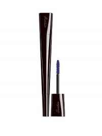 This season, the iconic 2 Le Mascara embraces summer with an elegant blue shade that will open up the eyes and give lashes bold length, curl and definition. The outer packaging reveals a chocolate lacquer finish for a unique and stylish touch.