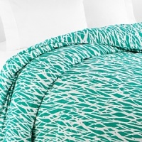 With a bright white nature-inspired print on a golf green field, this DIANE von FURSTENBERG king duvet cover brings a sunny breath of fresh air to your bedroom.