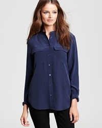 Balance the high/low hem of this Equipment shirt over denim skinnies to create a picture-perfect weekend look.