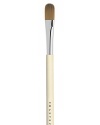 A broad, flat brush to apply concealer evenly and smoothly around the eyes or foundation all over the face. Made of synthetic materials.