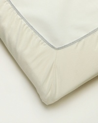 The BABYBJÖRN Fitted Sheet for Travel Crib Light is a fitted sheet made from organic cotton.The fabric is guaranteed free from hazardous substances and will not trigger allergies.