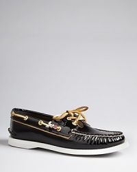 A charming take on a classic, these Sperry Top-Sider boat shoes feature nautical charm detail on the laces.