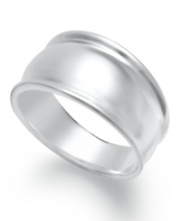 An instant classic. Giani Bernini's polished sterling silver band is a must-have for your collection. Size 7.