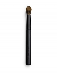 Crafted to apply just the right amount of color to the eyelids, the luxurious large eye contour brush makes blending and highlighting a breeze. Its soft bristles gently dress lids in a smooth wash of color. 