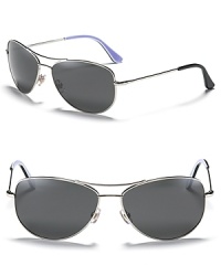 Chic aviator sunglasses with polarized lenses and contrast arms, a must-have accessory for summer!