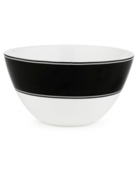 Leave it to kate spade to improve upon the classic sophistication of black and white. A concentric pattern featuring the timeless pairing lends your tabletop easy elegance.