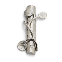 Nature-inspired, Michael Aram's Botanical Leaf collection calls to mind the leaves and twisting branches of eucalyptus and seagrape. Artfully designed, this unique mezuzah lends timeless elegance to your doorways.