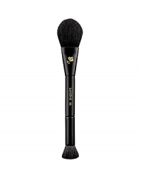 This versatile, dual-ended natural-hair brush is the ideal partner to contour the face and create a customized, naturally sculpted look. The flat, oval shape gently lays product on the skin, while the flat circular tip gives a precise application.