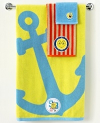 Who lives in a pineapple under the sea? Spongebob Squarepants decorates the bath with this bath towel, featuring the one and only Spongebob all in bright colors pleasing to your little ones.