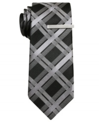 Get the skinny on the most modern way to wear your dress wardrobe: this skinny tie from Alfani RED locks down your look.