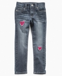 A sweet style she'll heart, these skinny jeans from Guess make her look shine.