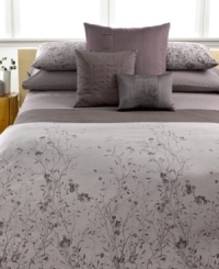 A floral escape! This Calvin Klein Jardin duvet cover transforms your bed into a garden of luxury with pure combed cotton percale fabric. Hidden button closure.