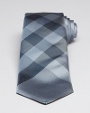 Burberry London innovates on its signature check pattern to create this remarkable tie in pure premium silk, offering its wearer a welcome touch of urbanity. Utterly accessible, yet highly refined, from the renowned English designer.