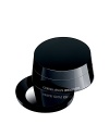 A complete anti-aging treatment for the eye with all the powers of Crema Nera. This unique formula is an association of Obsidian Mineral Complex with key anti-aging ingredients specific to the eye area. The innovative packaging of a compact with a mirror is perfect for daily touch ups.