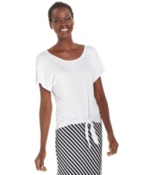 A lightweight fabric blend gives this Cha Cha Vente top a fluid drape. Wear it untucked with a maxi skirt or with denim shorts!