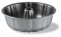 Calphalon Classic Bakeware 10-Inch Nonstick Bundt Cake Pan