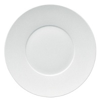 Hommage is like another point of view; very white, very flat porcelain, generously wide-rimmed and superimposed with shapes to inspire the chef and enhance the food. Hommage is an unostentatious part of the set up and can be used from preparation in the kitchen to tasting in the restaurant.