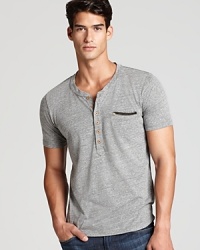 An effortless tee that pairs well with jeans, this henley features cool designer touches for an extra dose of style.