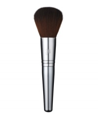 Velvety brush is pure bliss to the touch. Allows powder to effortlessly fuse with the skin. Buildable: moderate to full coverage