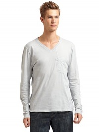 THE LOOKV neckline Pullover style Long sleeves Topstitched details on one side Single chest pocketTHE FITContemporary fitTHE MATERIALCottonCARE & ORIGINDry clean or machine wash Made in USA