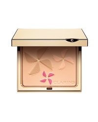 A face palette with an ultra-fine and soft powder texture to illuminate the complexion and deliver a matte result for all skin colors. The complexion appears even and creamy.